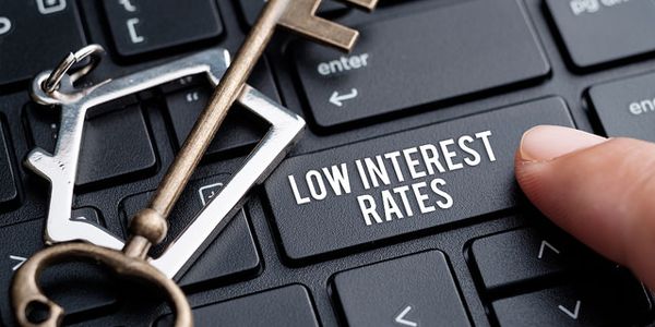 Laptop keyboard with a low interest rate graphic